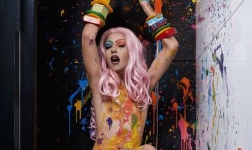  Projeto fotográfico “UnDragged” registra a intimidade de drag queens