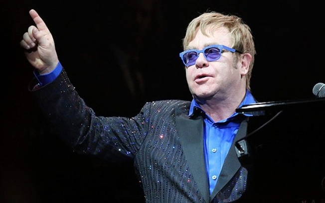 Após levar outro “não”, Elton John não desiste de falar com Putin sobre direitos LGBT na Rússia