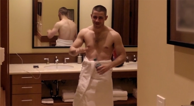  Nick Jonas aparece só de toalha em trecho de documentário do seu novo disco