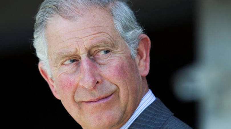  Tablóide britânico divulga supostas imagens de Príncipe Charles beijando outro rapaz