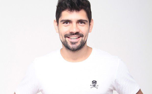 Thiago Homci, de ‘Haja Coração’, posa nu em cima de árvore para exposição sobre nudez masculina