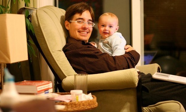 Homem, trans e pai: canadense fala sobre a experiência de amamentar o próprio filho