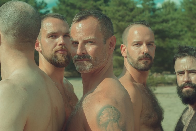  Grupo de amigos posam pelados em meio a floresta para ensaio de fotógrafo alemão