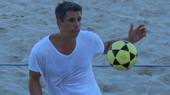 Márcio Garcia exibe mala “tamanho família” durante partida futevôlei