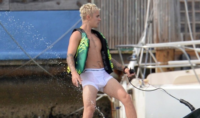  Justin Bieber curte praia em Miami só de cueca branca molhada; confira