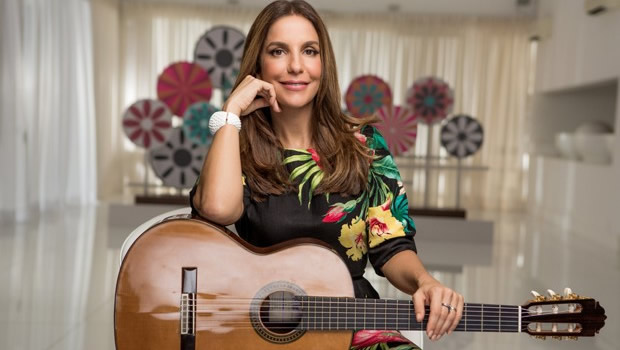 Casal gay agredido em show de Ivete Sangalo processa empresa da cantora