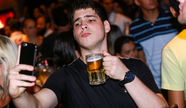 Perfil no Tumblr bomba na web com fotos de héteros curtindo balada