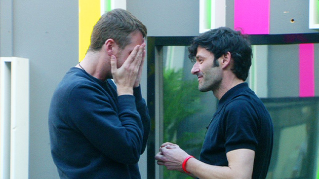  Participante do Big Brother UK é surpreendido com pedido de casamento ao vivo