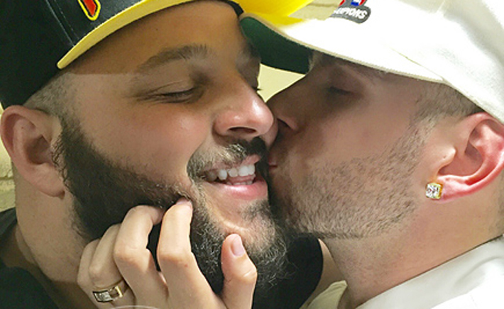 Daniel Franzese, de Meninas Malvadas, pede namorado em casamento em cafeteria do Starbucks