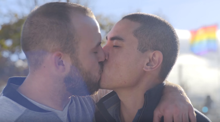 Com direito a beijo gay, novo comercial da Nextel busca derrubar os rótulos