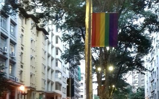  Bandeiras do movimento LGBT são espalhadas por ruas de São Paulo