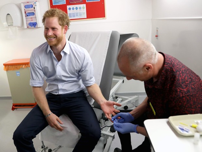  Príncipe Harry faz exame de HIV e transmite ao vivo no Facebook