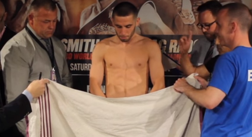 Lutador de boxe aparece pelado durante pesagem transmitida ao vivo
