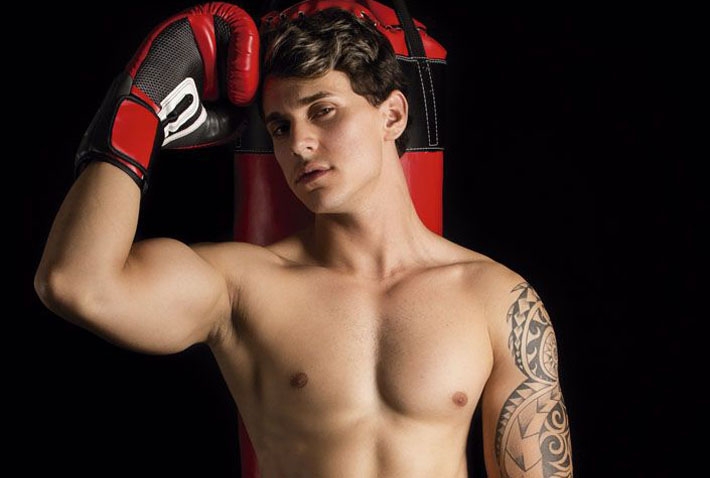  Inspirado nos Jogos Olímpicos, modelo Rafael Carvalho posa nu durante treino de Muay Thai