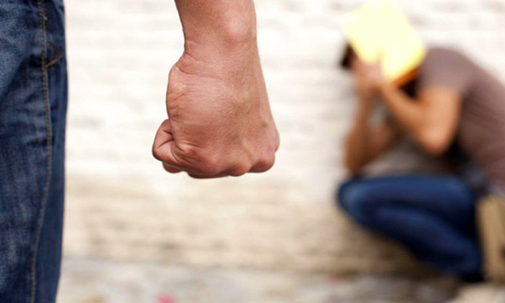 Pesquisa afirma que alunos gays sofrem mais agressões do que héteros