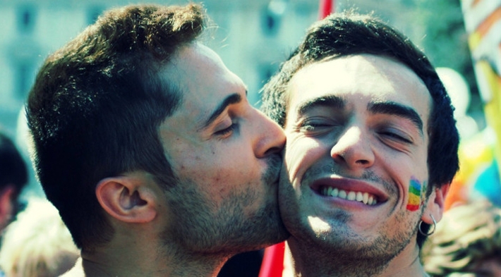  Cartilha para curso de porteiros no RJ afirma que amigos de gays são periogosos