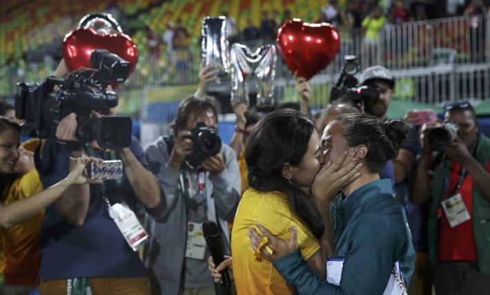  Olimpíadas: jogadora de rúgbi do Brasil é pedida em casamento no campo