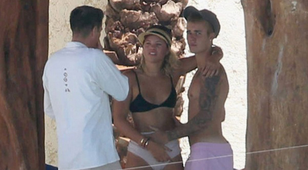 Abusado! Justin Bieber se irrita com fotógrafo e mostra a bunda para a câmera