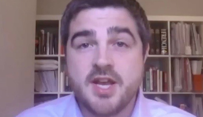 Nico Hines, "jornalista" responsável pela matéria