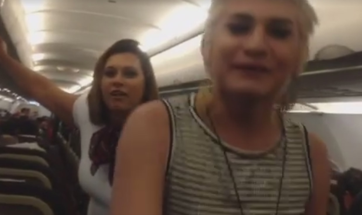 Vídeo: Romagaga faz escândalo durante vôo e leva bronca de comissários