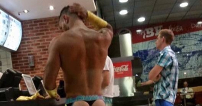 Homem é fotografo usando apenas jockstrap em lanchonete do Burger King