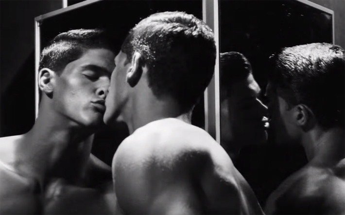  Versace divulga vídeo homoerótico para divulgar sua nova fragrância