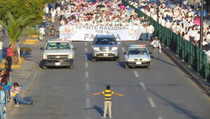 Criança tenta impedir marcha contra casamento gay e foto viraliza