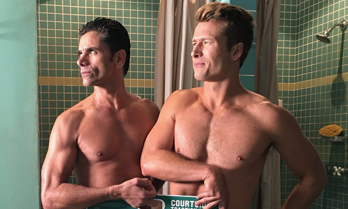 John Stamos divulga foto pelado ao lado de Glen Powell nos bastidores de Scream Queens