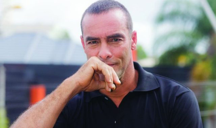 OMG! Paulo Zulu se atrapalha e publica nude em rede social