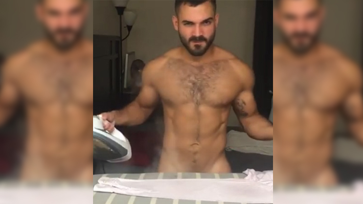 Fã magia faz vídeo passando roupa pelado dublando Britney Spears