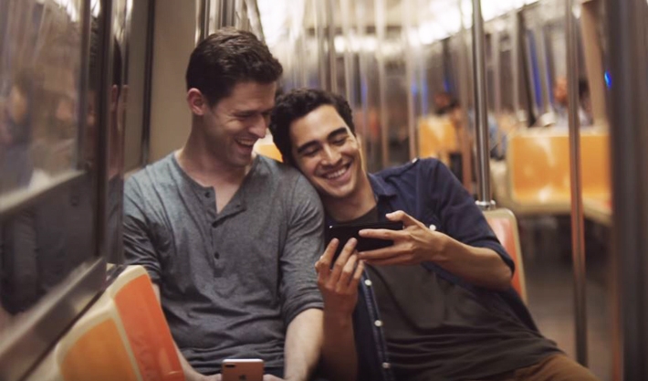  Novo comercial da Apple para iPhone 7 conta com um casal gay super fofo