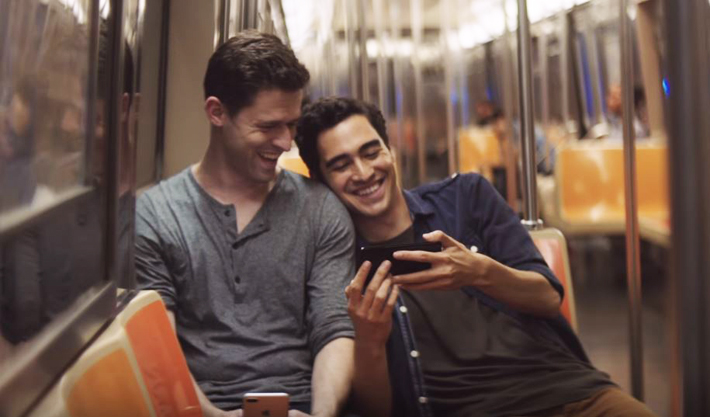 Novo comercial da Apple para iPhone 7 conta com um casal gay super fofo