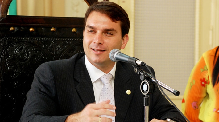  Candidato à prefeitura do Rio, Flávio Bolsonaro quer acabar com coordenadoria que protege LGBTs