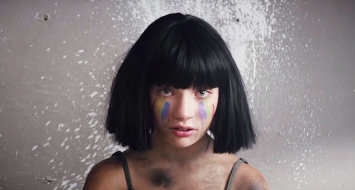  Sia presta homenagem as vítimas de massacre em Orlando em novo videoclipe