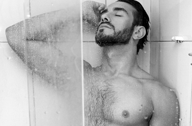  Fotógrafo Gustavo Bresciani retrata a intimidade masculina em exposição na festa EletrikA