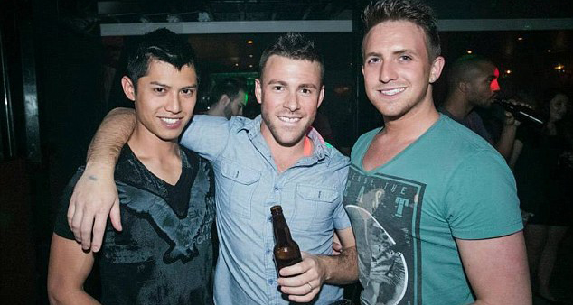 Casal gay se divorcia pra colocar outro homem na relação; triângulo amoroso já pensa em ter filhos