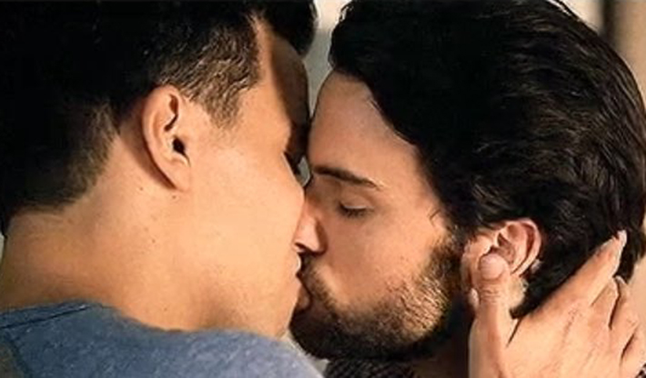 Cena de beijo gay em série de TV volta a ser censurada e atores protestam