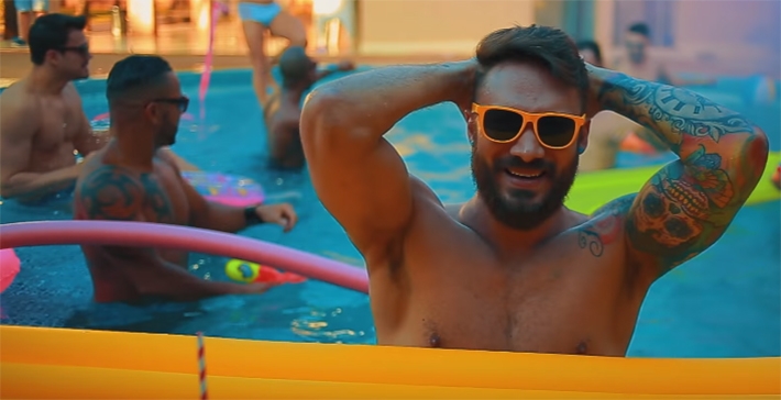  Gay assumido, cantor brasileiro dá festinha particular com direito a pegação em clipe de estreia