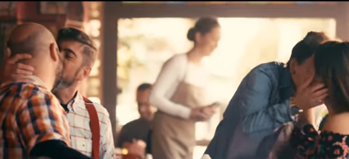 Comercial com beijo gay exibido na Globo é denunciado por fazer “lavagem cerebral em crianças”