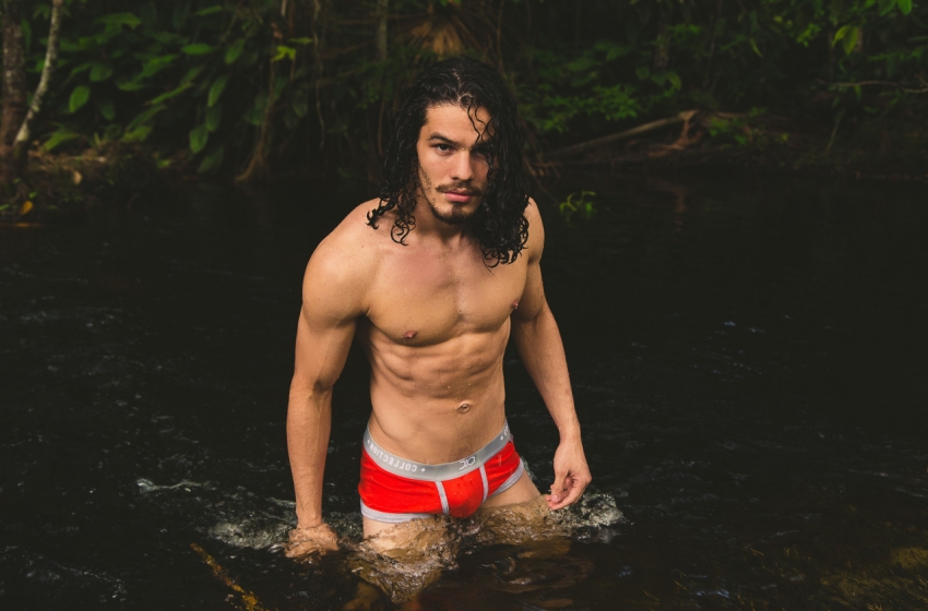  Modelo crossfitter Hoaneson Gonçalves posa de cueca na selva amazônica
