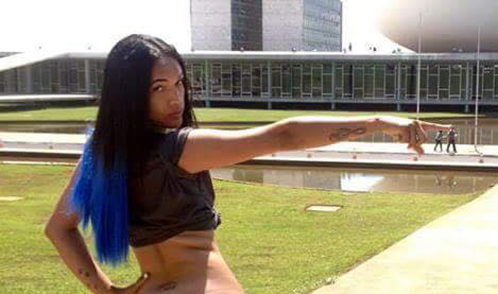 Afrontosa! Mc Xuxu protesta com bumbum de fora contra Michel Temer