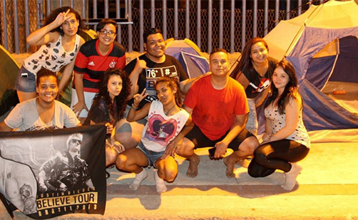 Vibrador?! Internautas encontram objeto suspeito em foto de fãs de Justin Bieber