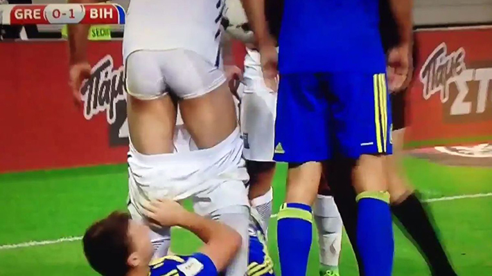 Jogador é expulso após tirar calção de adversário durante partida de futebol