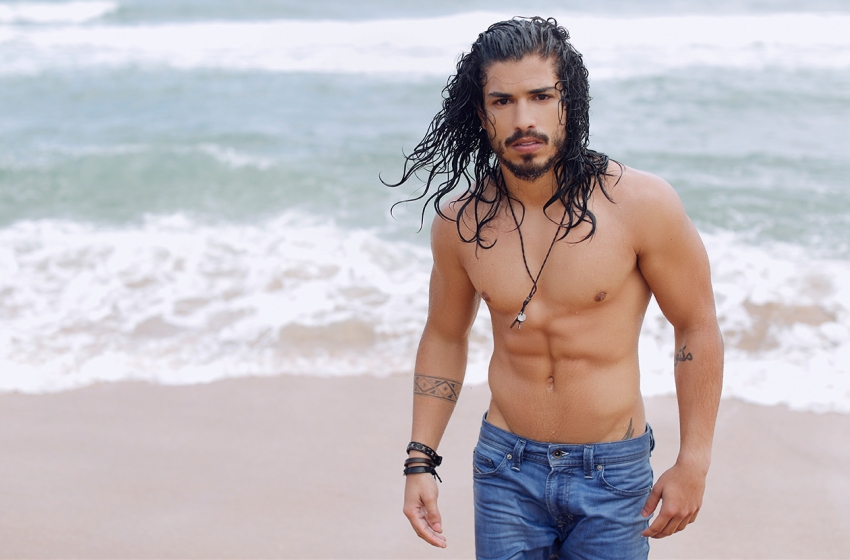  Molhadinho! Douglas Sampaio protagoniza ensaio sensual em praia carioca