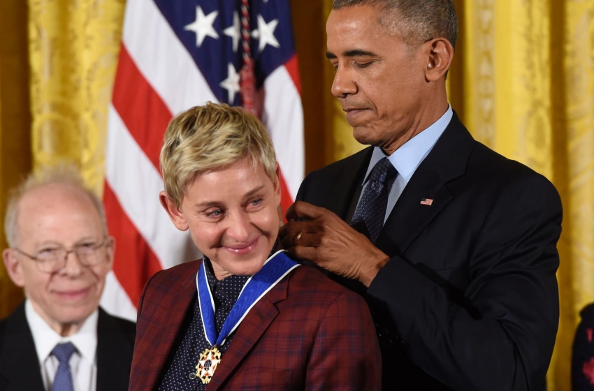  Emocionada, Elles DeGeneres recebe Medalha Presidencial da Liberdade das mãos de Obama