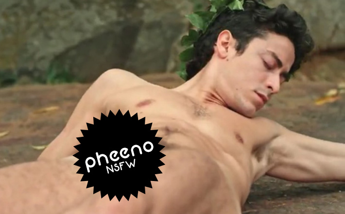 Frente e verso! Jesuíta Barbosa aparece peladão em série de TV