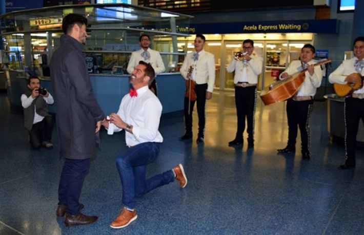  Fofura do dia! Homem surpreende namorado com pedido de casamento em estação de metrô