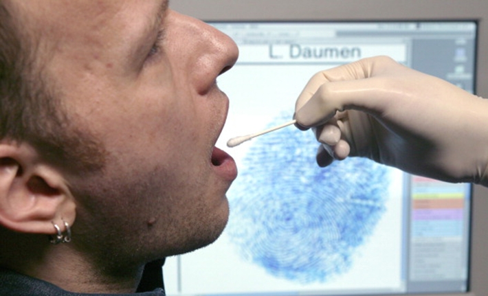  Teste de saliva pode determinar se homem é gay, diz estudo