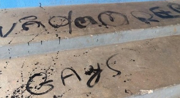 Casal gay é ameaçado de morte com pichação em muro: “Vão morrer”