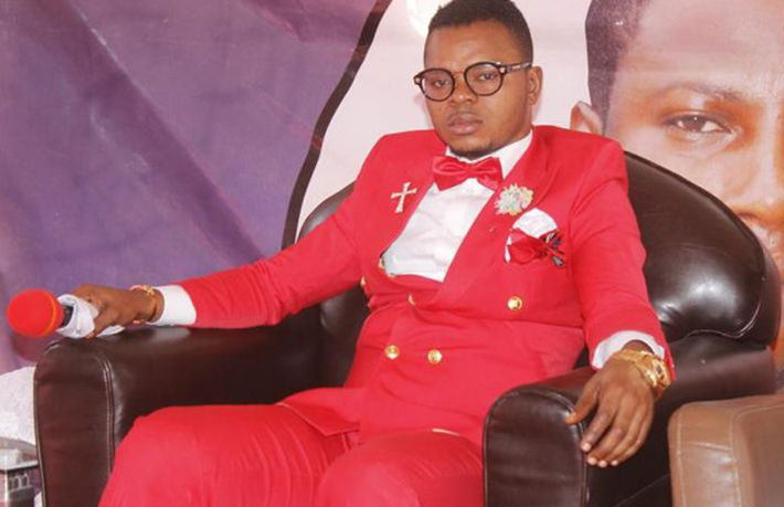 Pastor garante ser capaz de aumentar pênis de fiéis com o poder das mãos